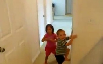 Düz Duvara Tırmanan Örümcek Çocuk