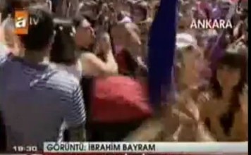 Kendini Kadın Polise Aratmak İsteyen Gösterici