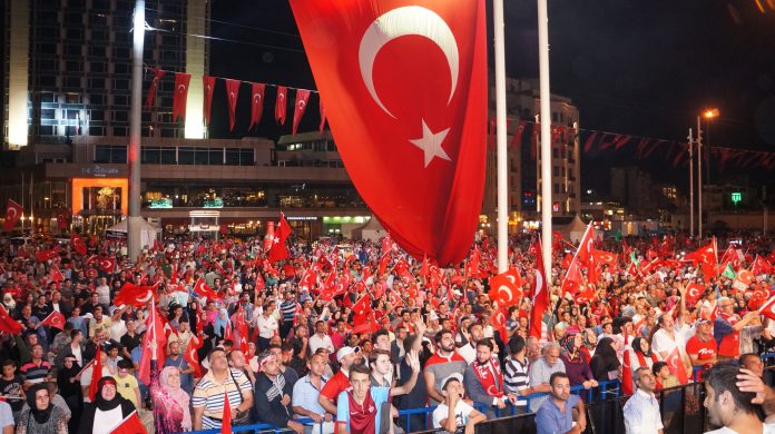 Taksim'deki Demokrasi nobeti' bu gece de surdu